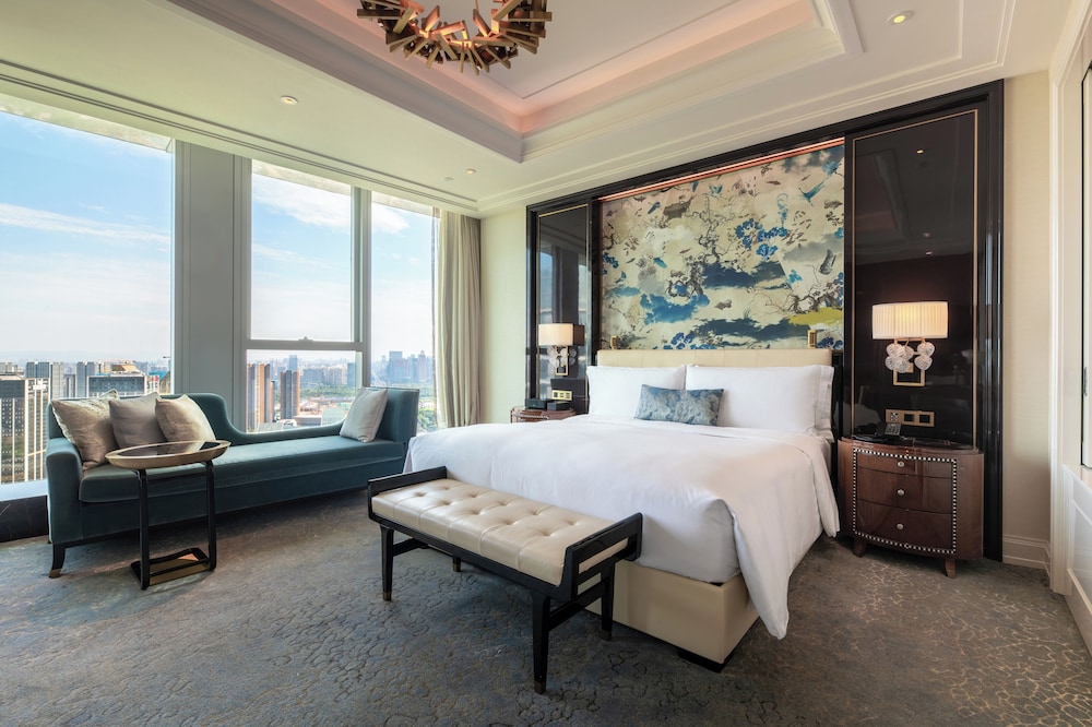 2 Bedrooms, Royal, Suite, 2 King Beds, Twin Towers View