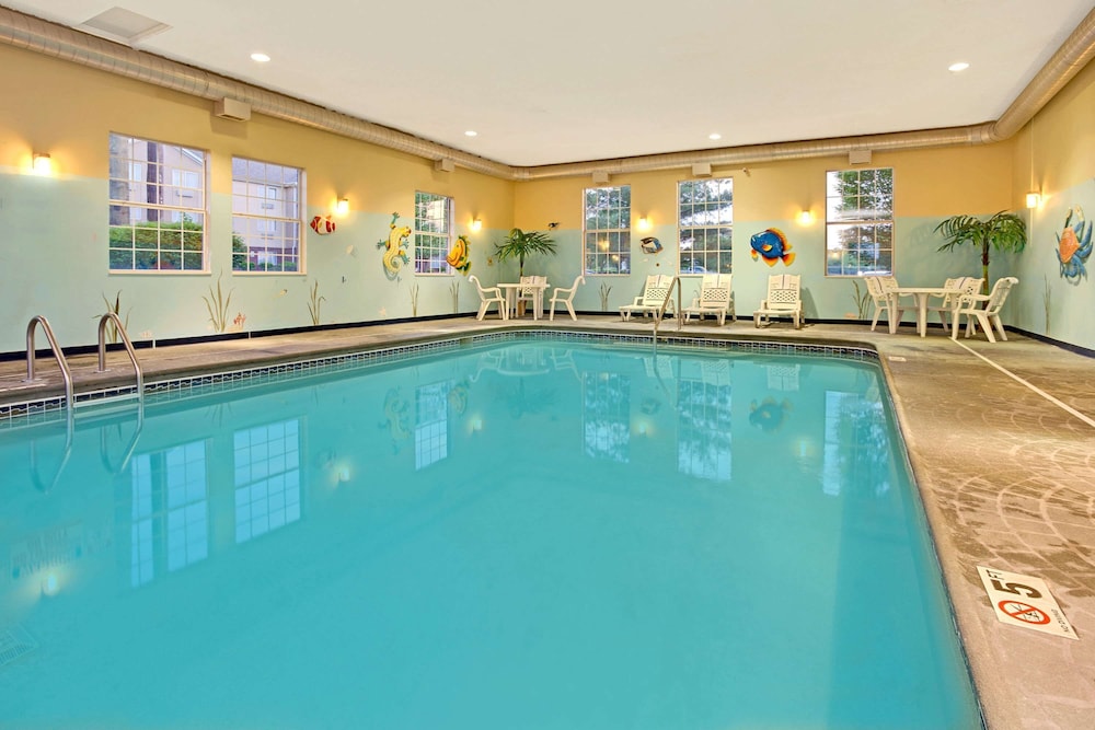 Hawthorn Extended Stay by Wyndham Cincinnati/Sharonville 17/24