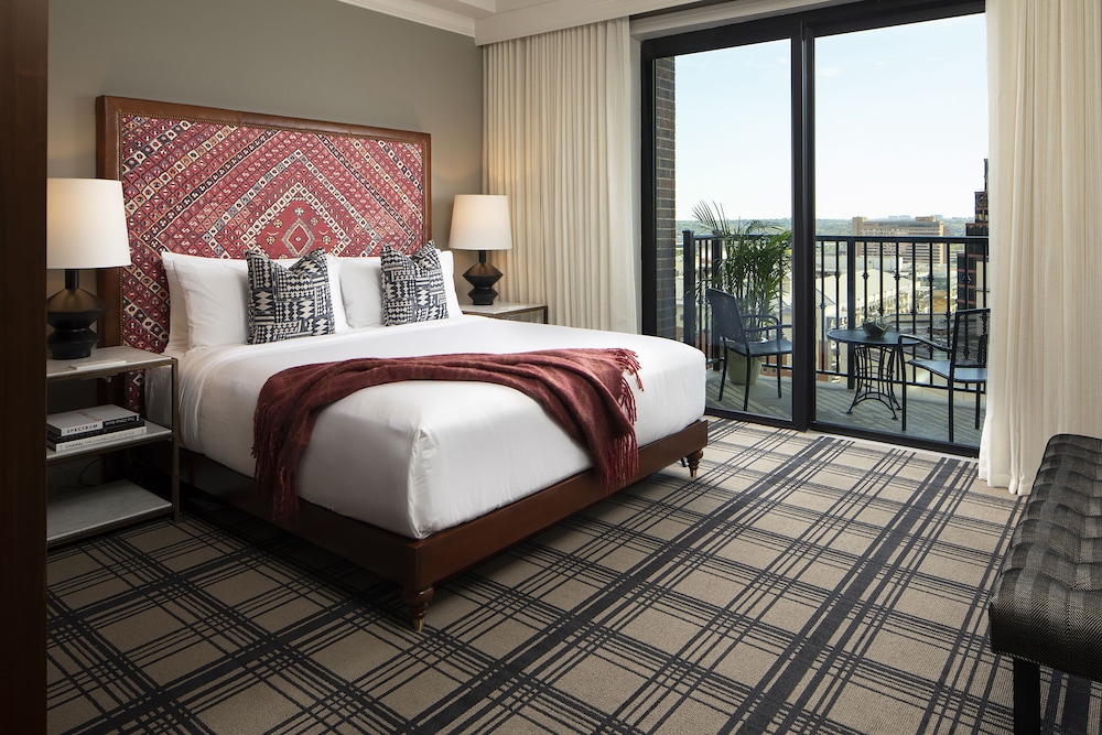 JUNIOR SUITE, KING BED, BALCONY