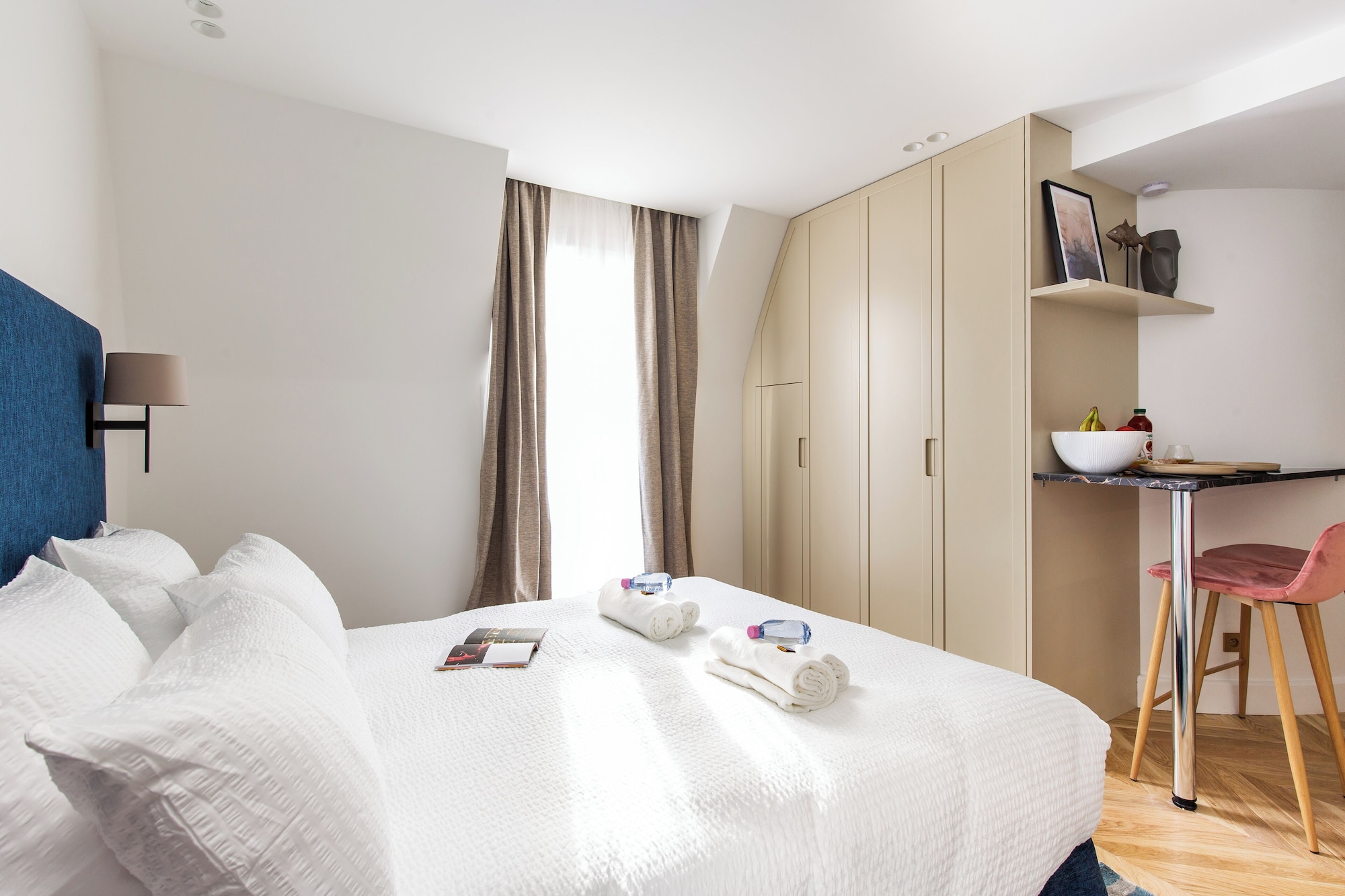 DESIGN, STUDIO, QUEEN BED, COURTYARD VIEW, SOFA