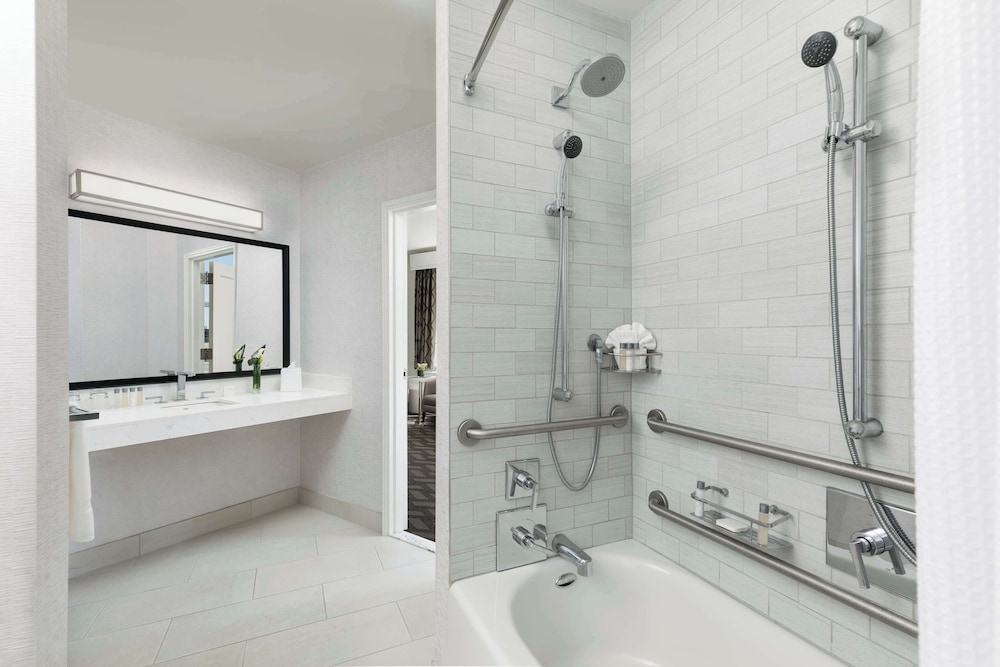 1DBL Mobility Acc Bathtub، Hilton Boston Park Plaza 8/8