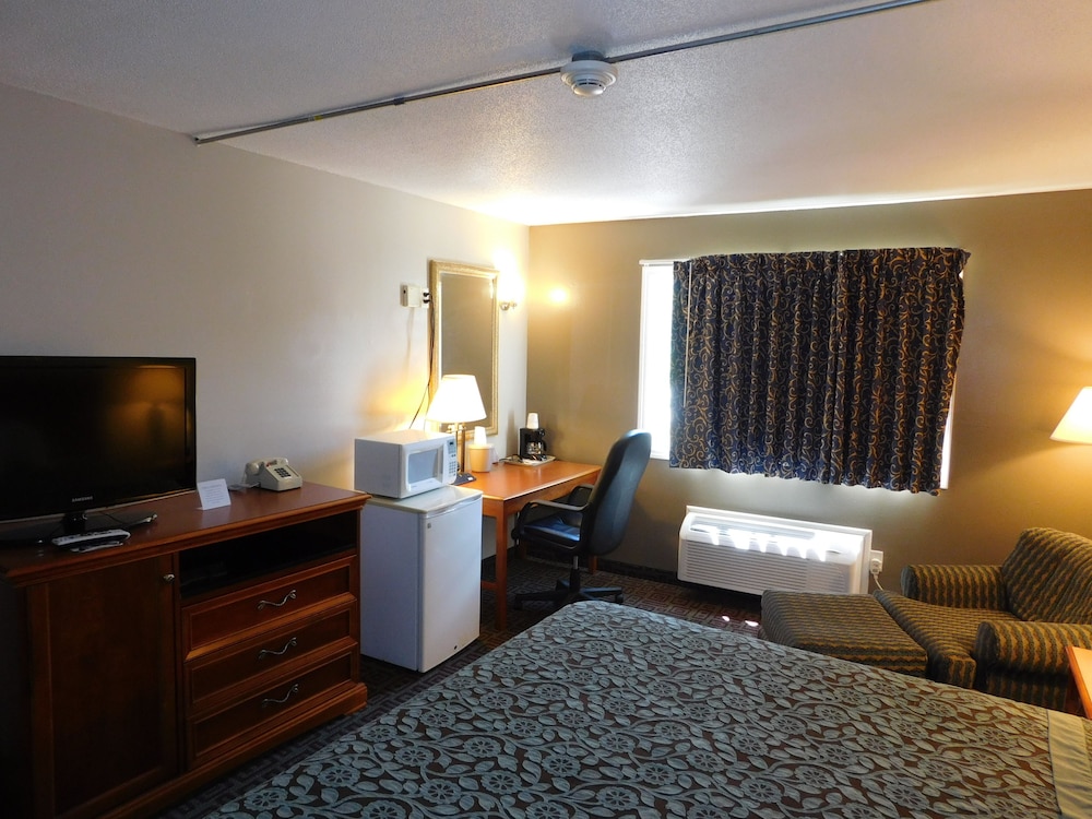 Days Inn by Wyndham West Branch Iowa City Area 26/42