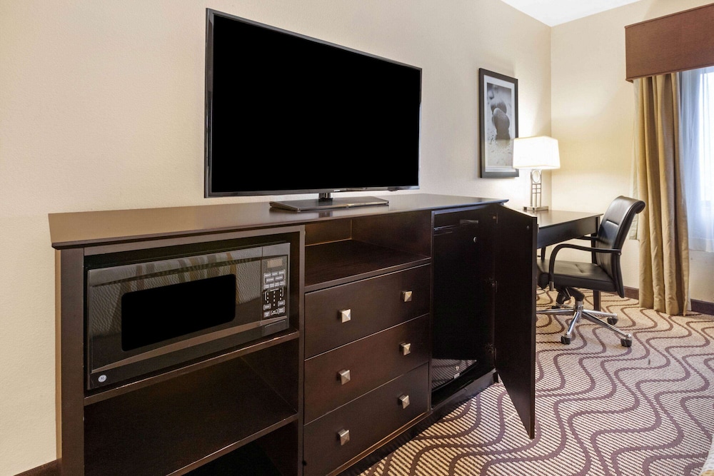 La Quinta Inn & Suites by Wyndham South Bend 49/57