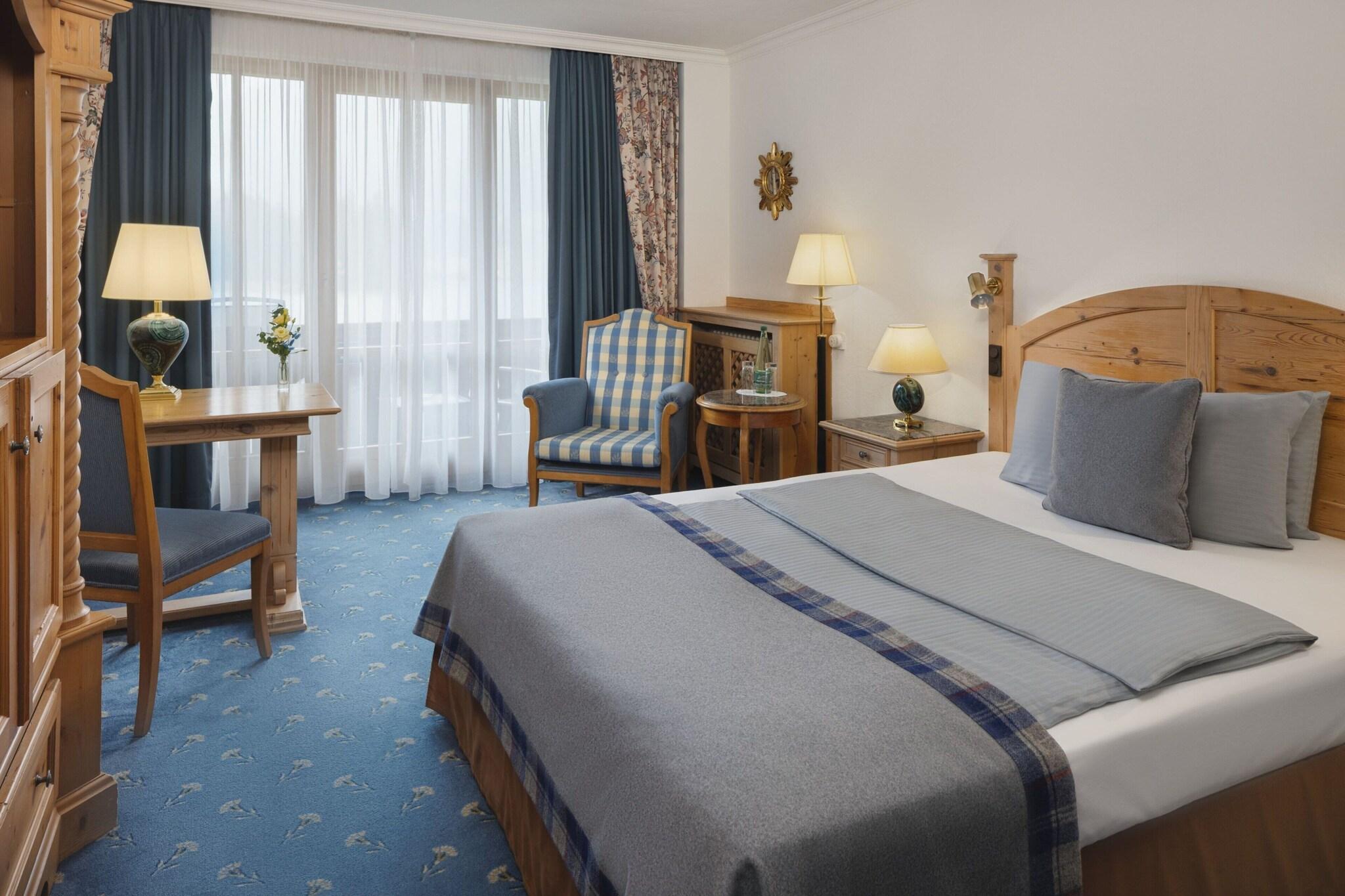 Classic, Queen Bed, Mountain View