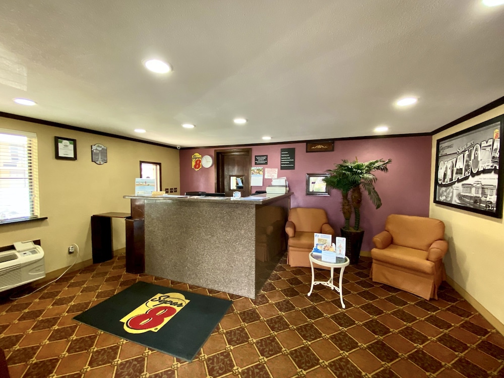 Super 8 By Wyndham Shawnee 7/48