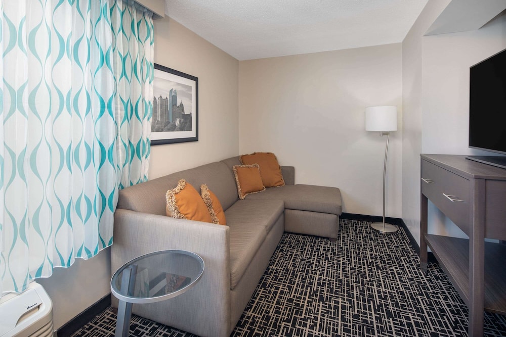 La Quinta Inn & Suites by Wyndham Atlanta Airport North 33/60