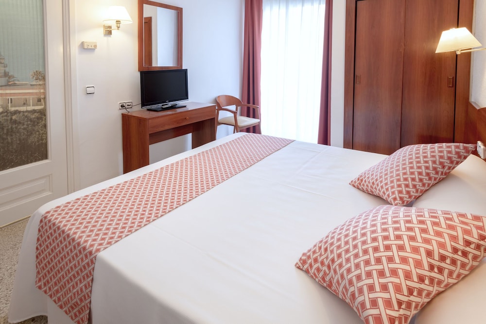 غرفة قياسية بسرير مزدوج أو سريرين منفصلين بشرفة، GHT Balmes Hotel, Aparthotel & Splash 8/10