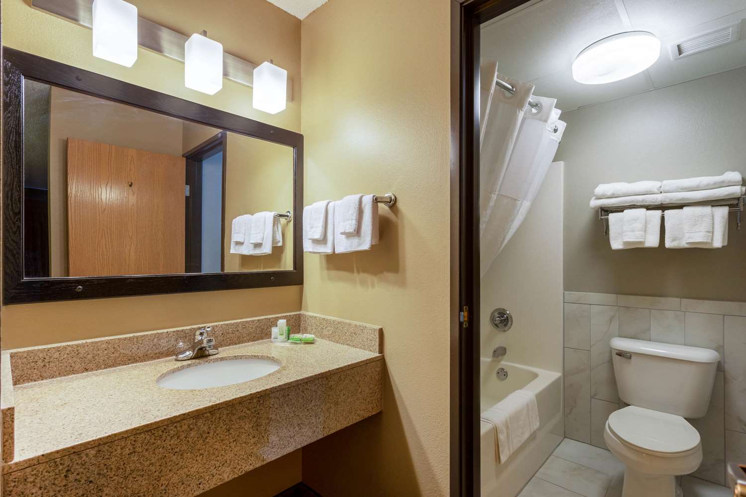 Americinn By Wyndham Hartford Wi 8/9