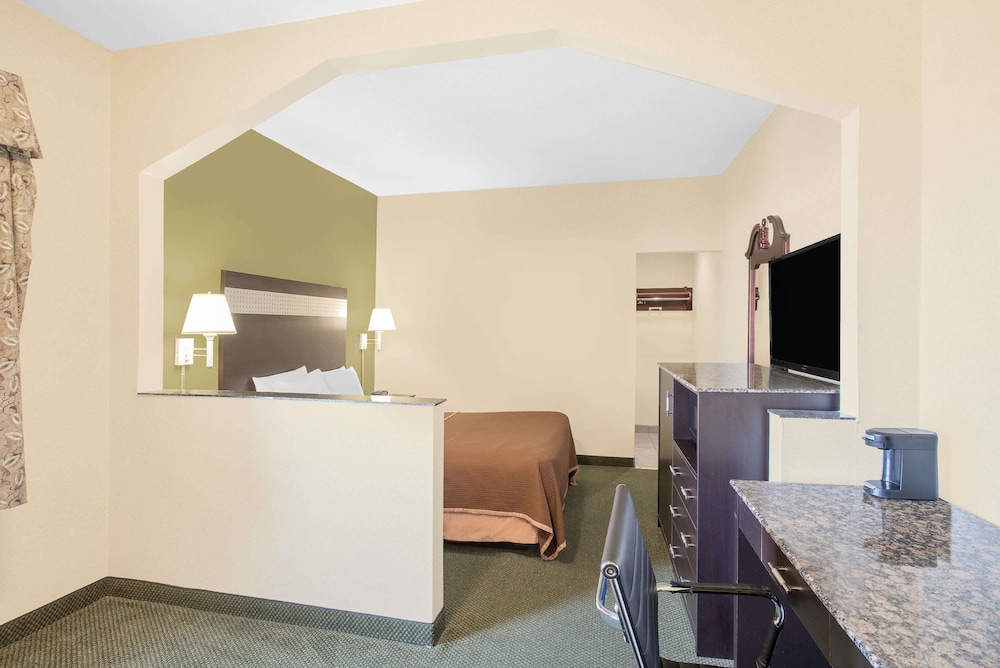 Howard Johnson by Wyndham North Bergen 3/21