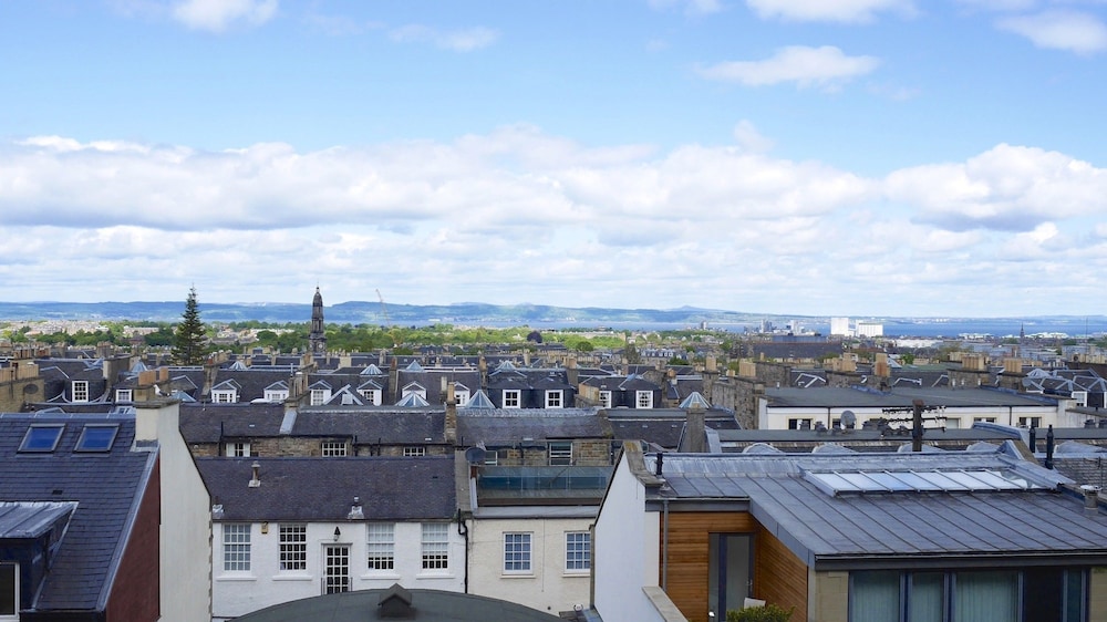 28 York Place 4/56