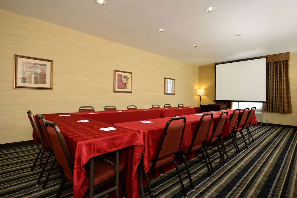 Holiday Inn Express & Suites Elk Grove West I-5 48/51