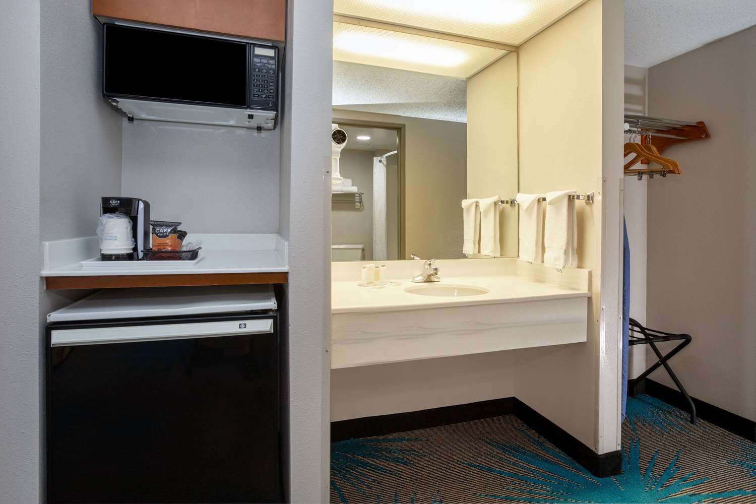 Days Inn & Suites by Wyndham Denver International Airport 35/37