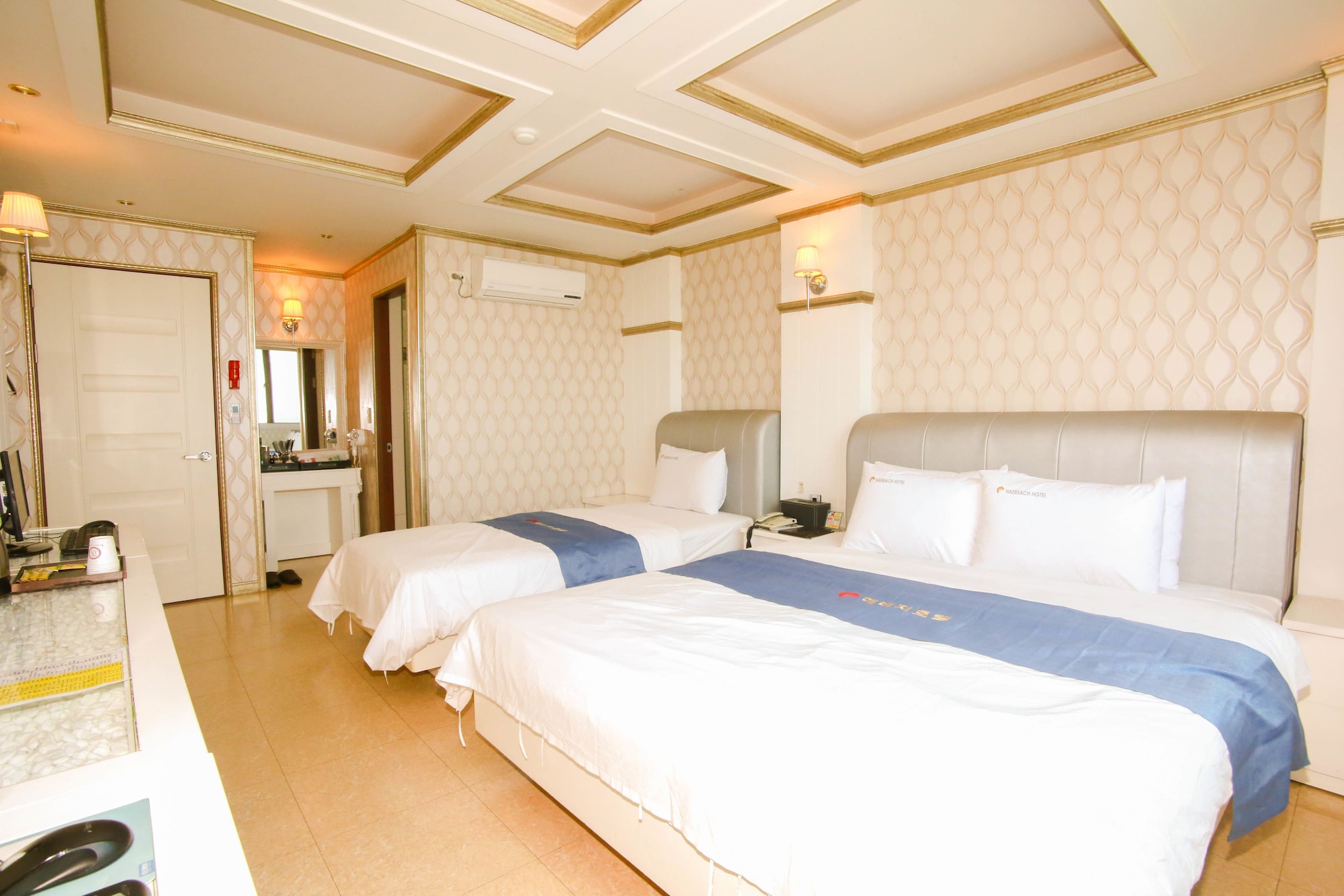 ROOM, TWIN BEDS
