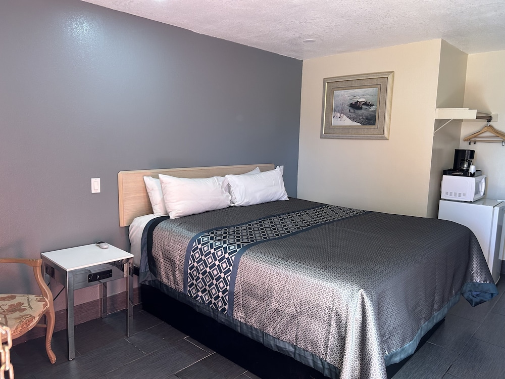 California Inn & Suites 13/31
