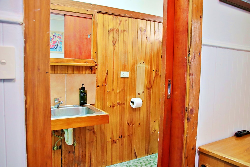 BRISBANE MANOR HOTEL 60/60