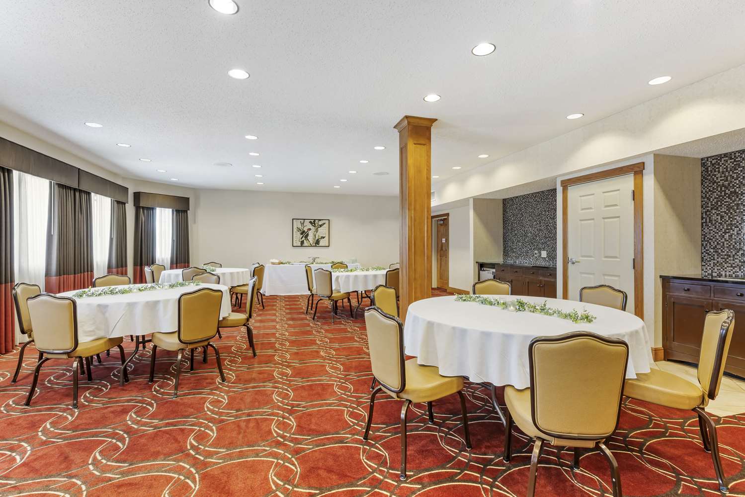 Best Western Plus Dutch Haus Inn And Suites 40/48