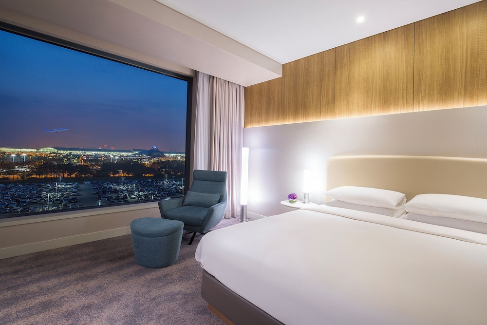 Room, King Bed, Airport View