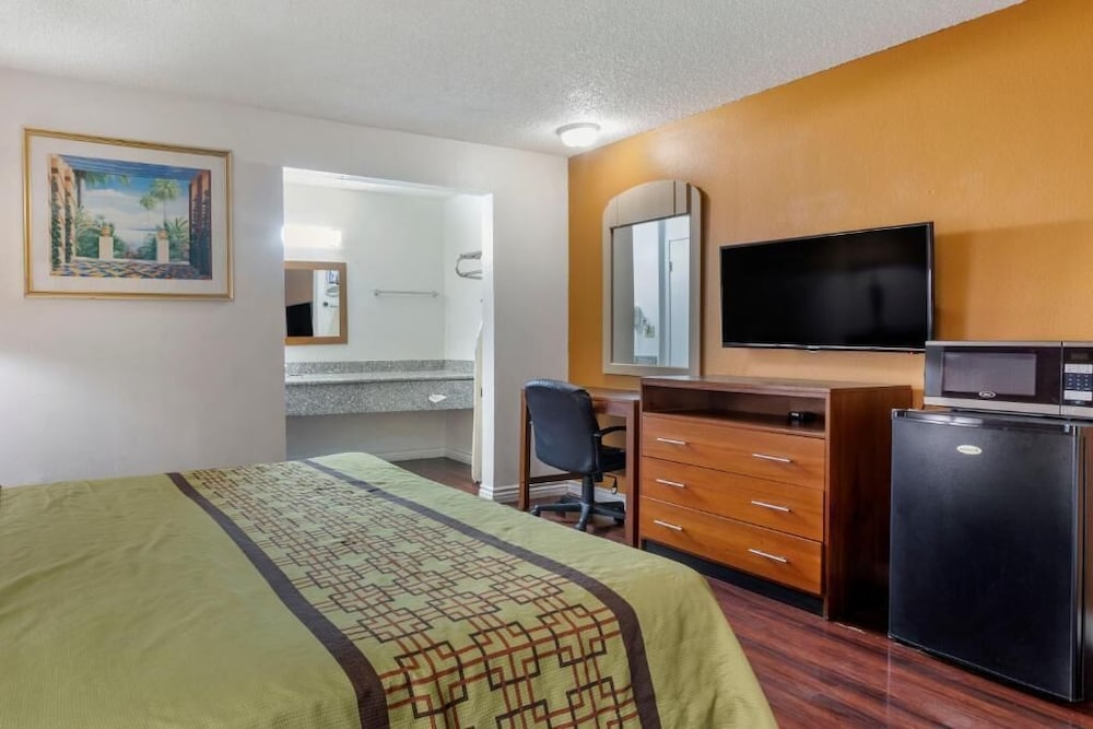 Riverside Inn & Suites 20/56