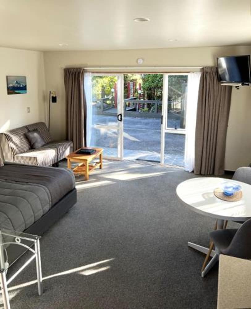 JADE COURT MOTOR LODGE 22/42