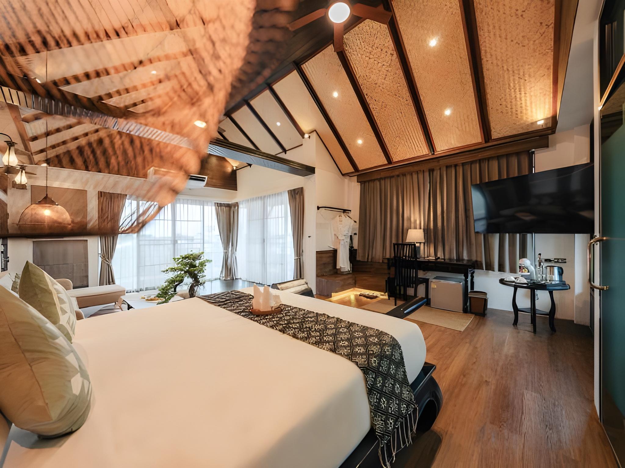 Grand, Oriental, Suite, King Bed, Sofa