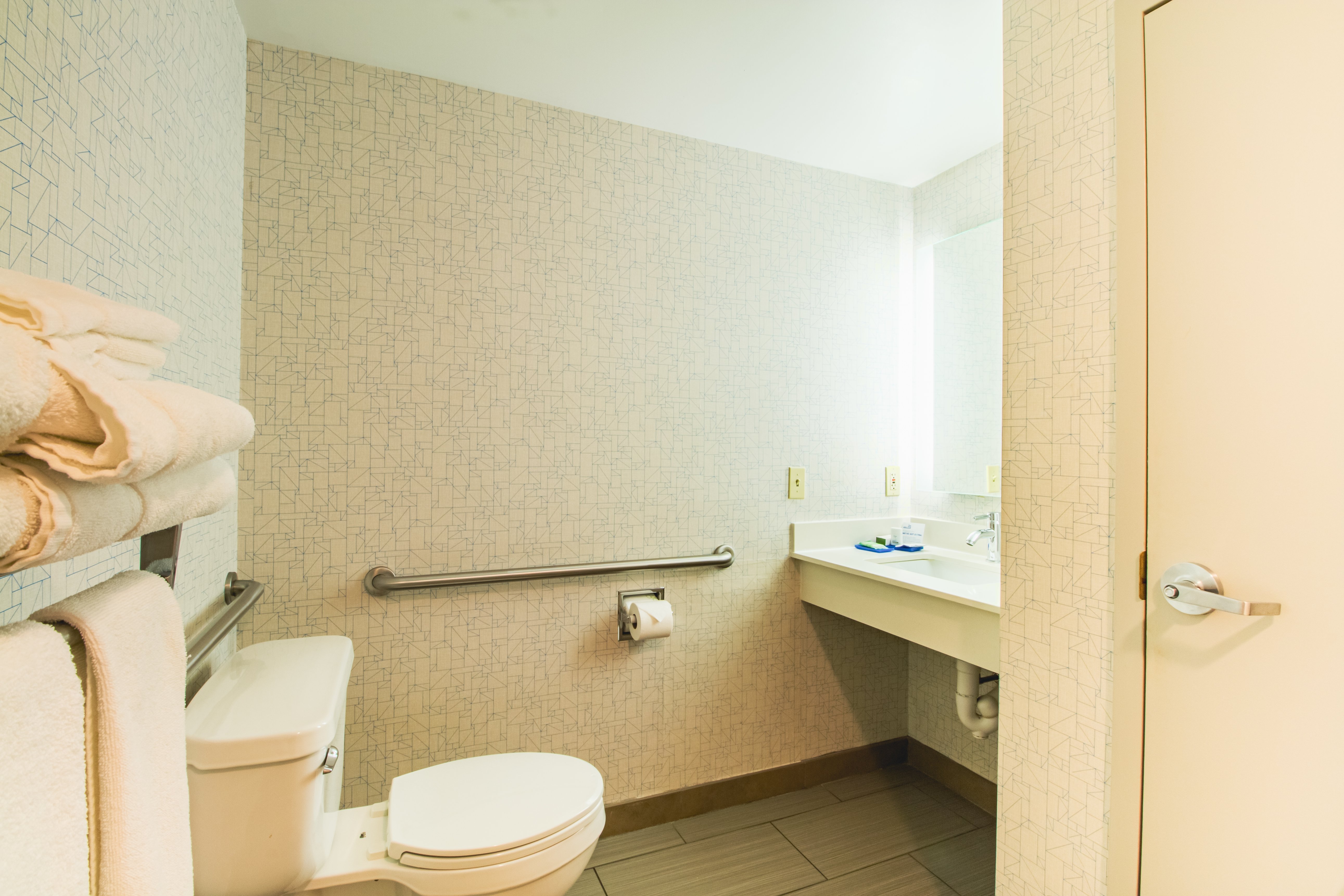 Holiday Inn Express & Suites Lincoln East - White Mountains 44/47