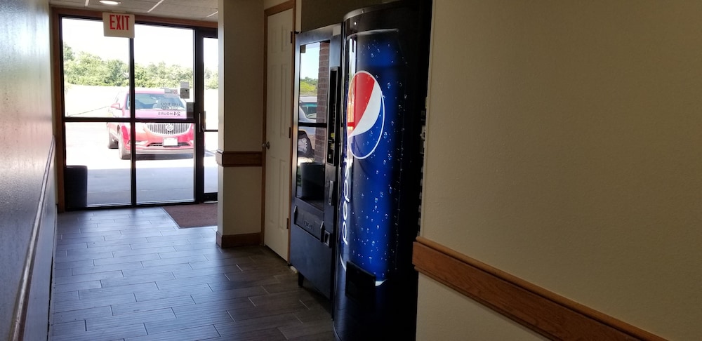 AmericInn By Wyndham West Burlington 7/45