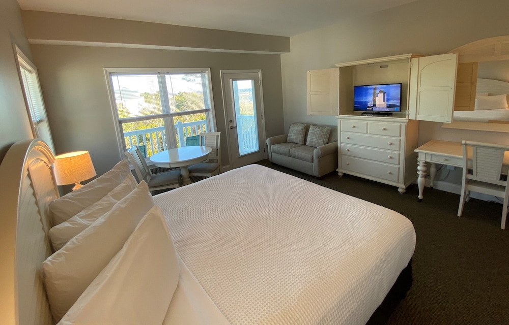 1 Bedroom, Studio, King Bed, Pool View, Kitchenette