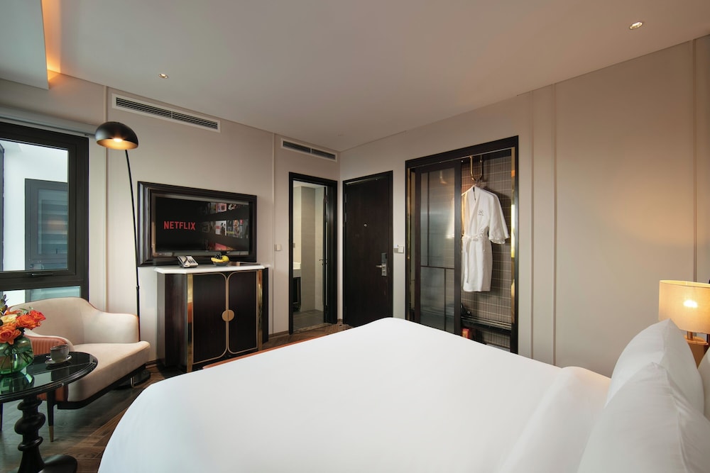 Le Premier Hotel & Rooftop Bar 18/50