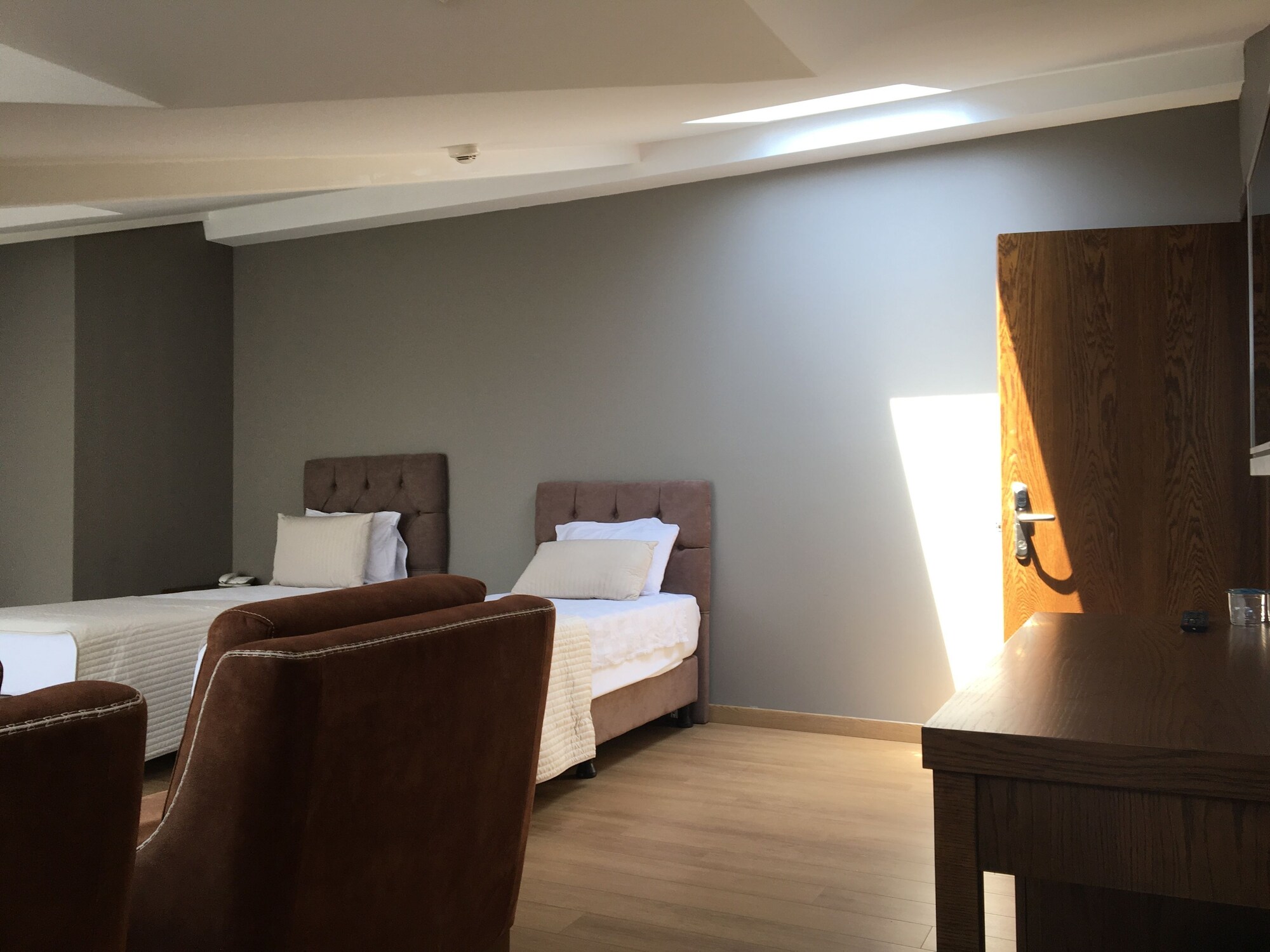 لوفت عائلي بسرير كوين وسريرين منفصلين بشرفة، The Elegant Hotel 3/4