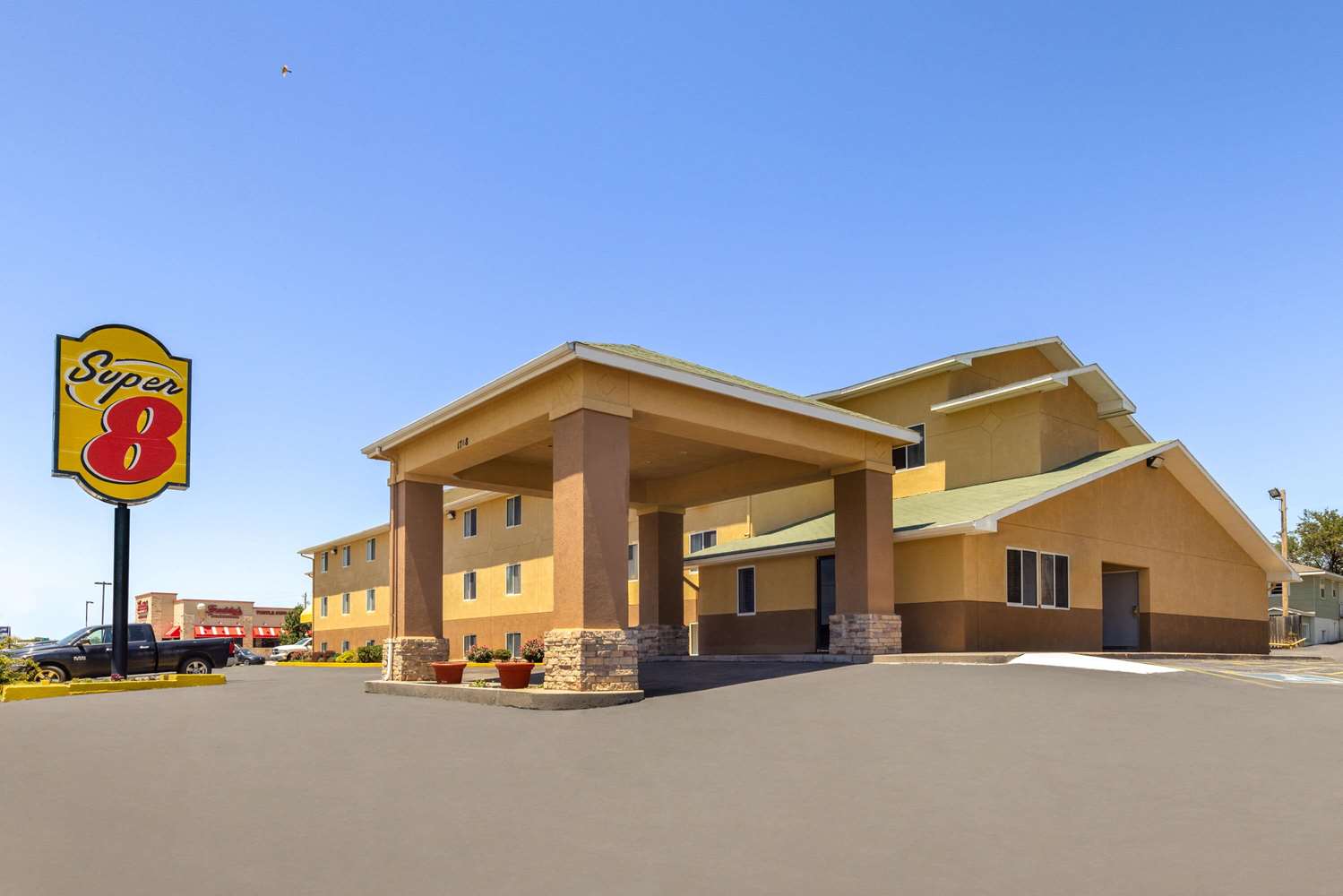 Super 8 by Wyndham Dodge City 2/23
