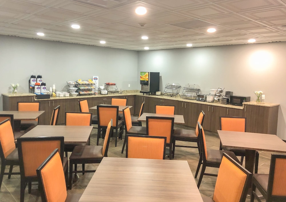 American Inn and Suites Ferndale 18/25