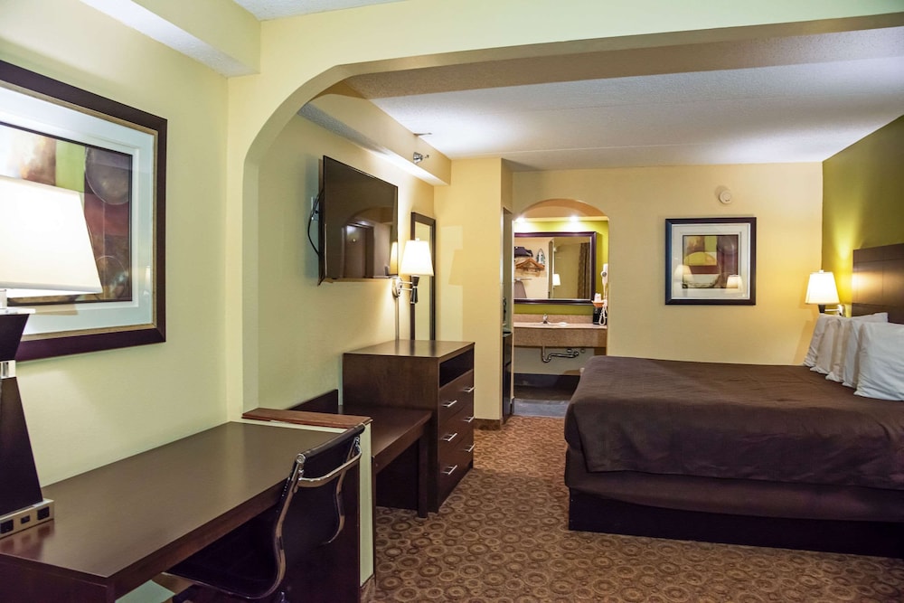 Rodeway Inn & Suites Clarksville near Governors Square Mall 15/22