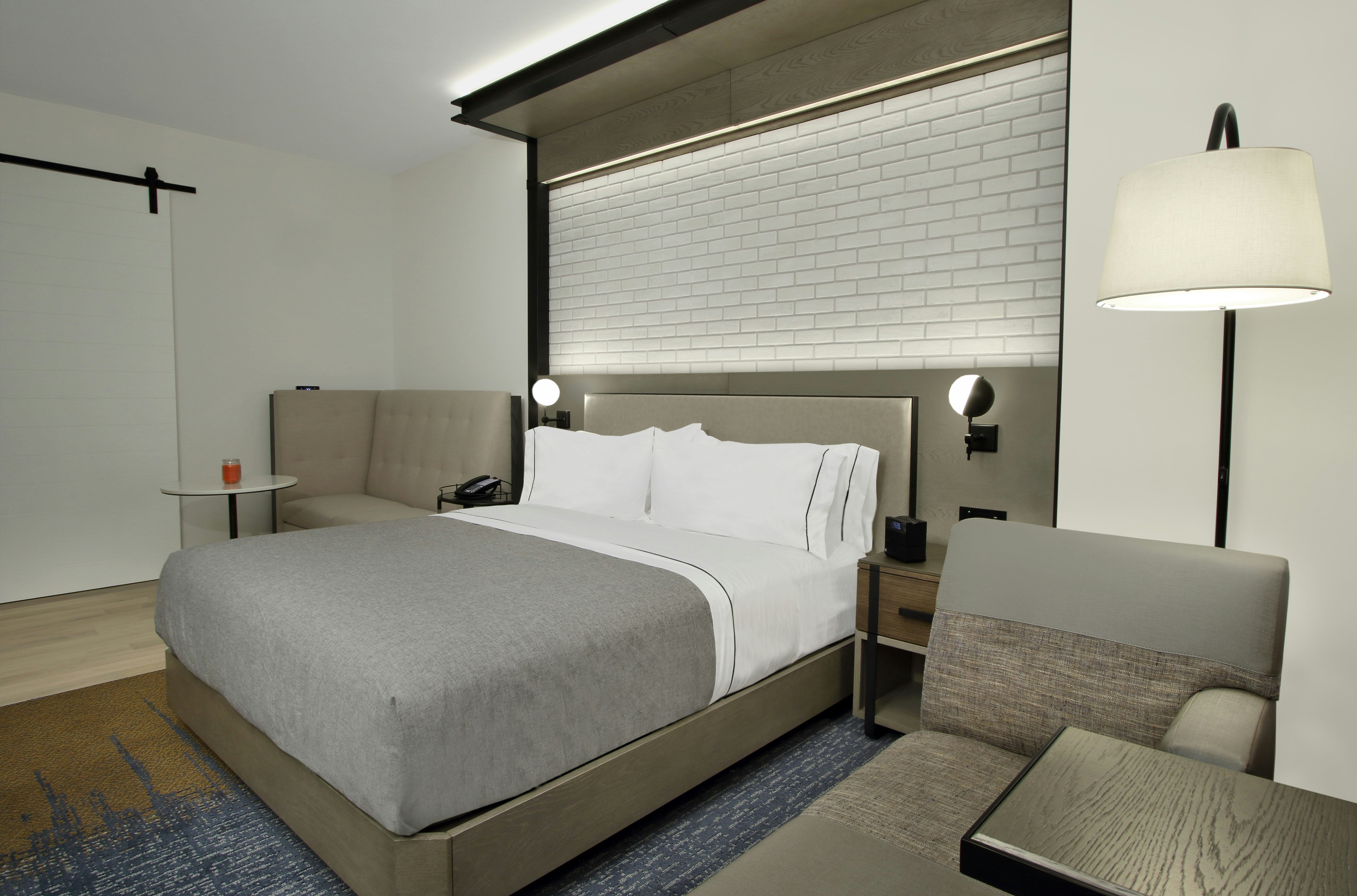 DELUXE, KING BED, CORNER