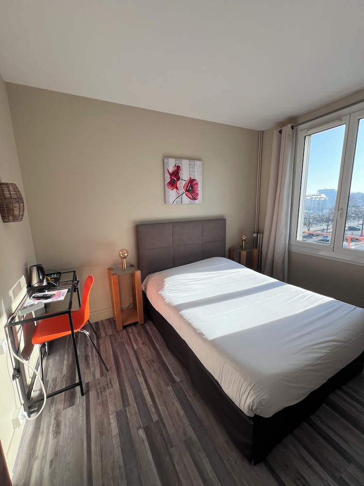 L Univers Hotel 4/41