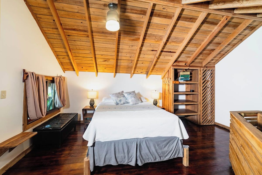 Premium, Cottage, Queen Bed, Garden Area
