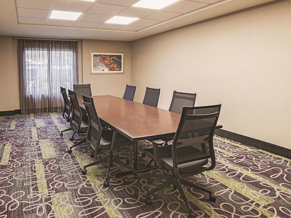 La Quinta Inn & Suites by Wyndham Fort Worth City View 36/48