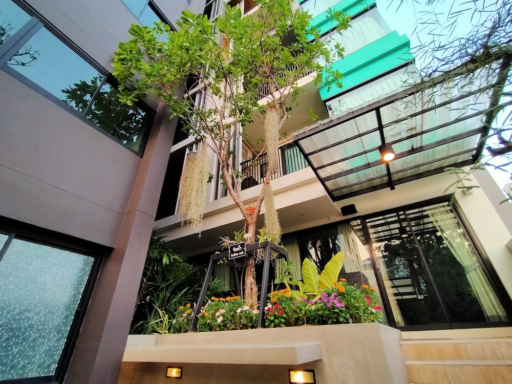 Siri Ratchada Bangkok 8/69