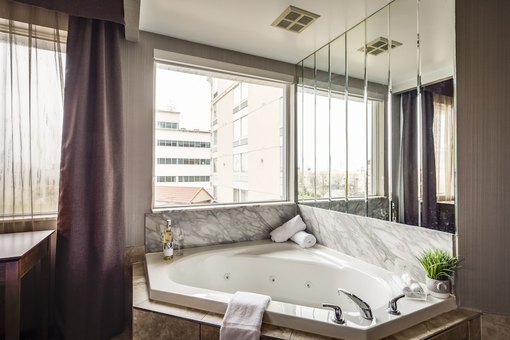 Monte Carlo Inn Airport Suites 38/68