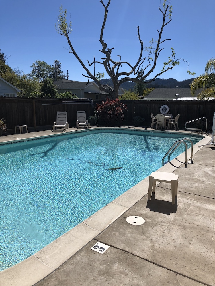 Cloverdale Wine Country Inn and Suites 25/47