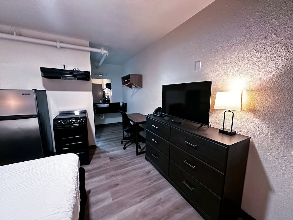 Studio City Suites, a Travelodge by Wyndham 16/37