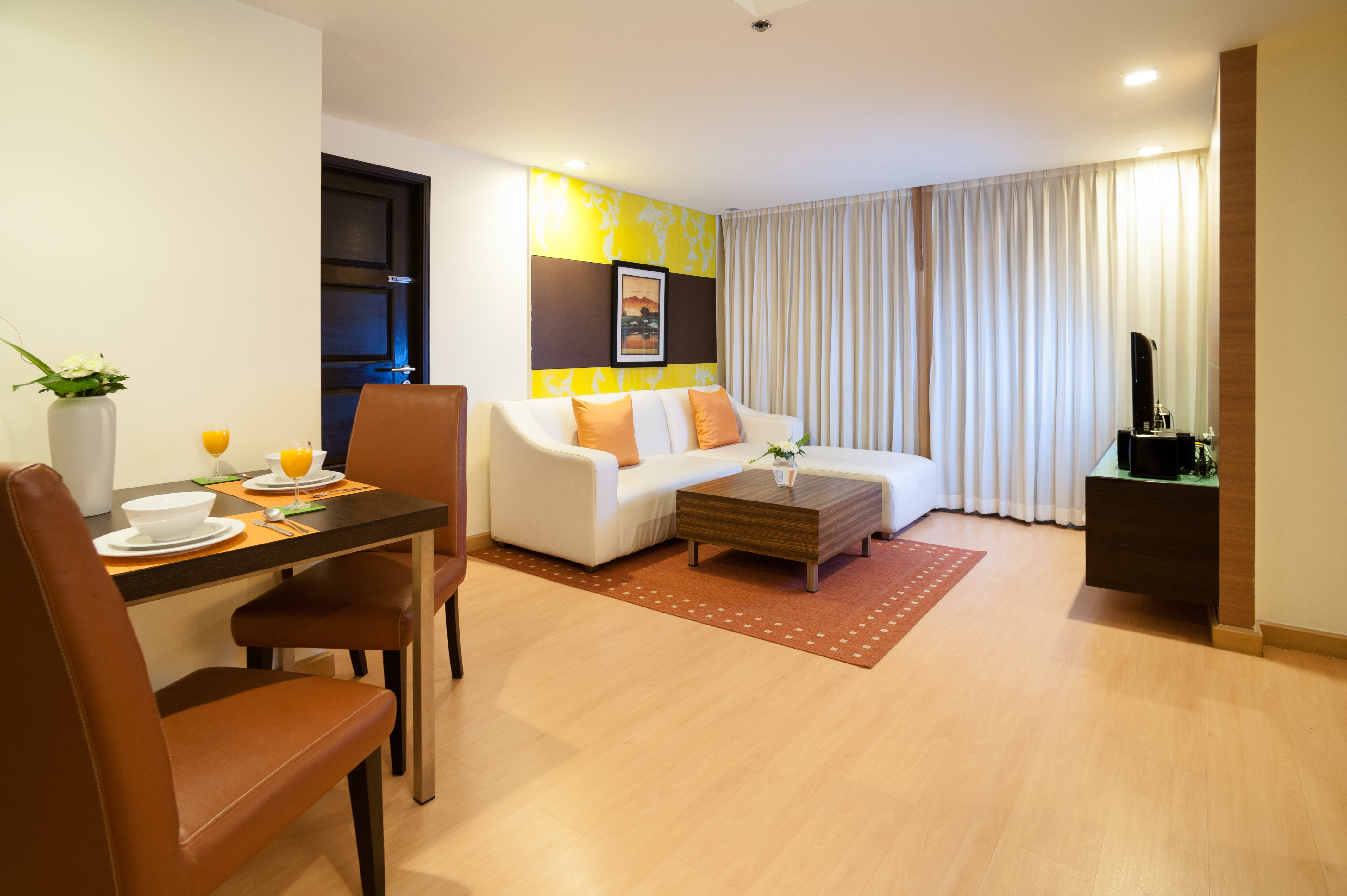 EXECUTIVE ROOM
