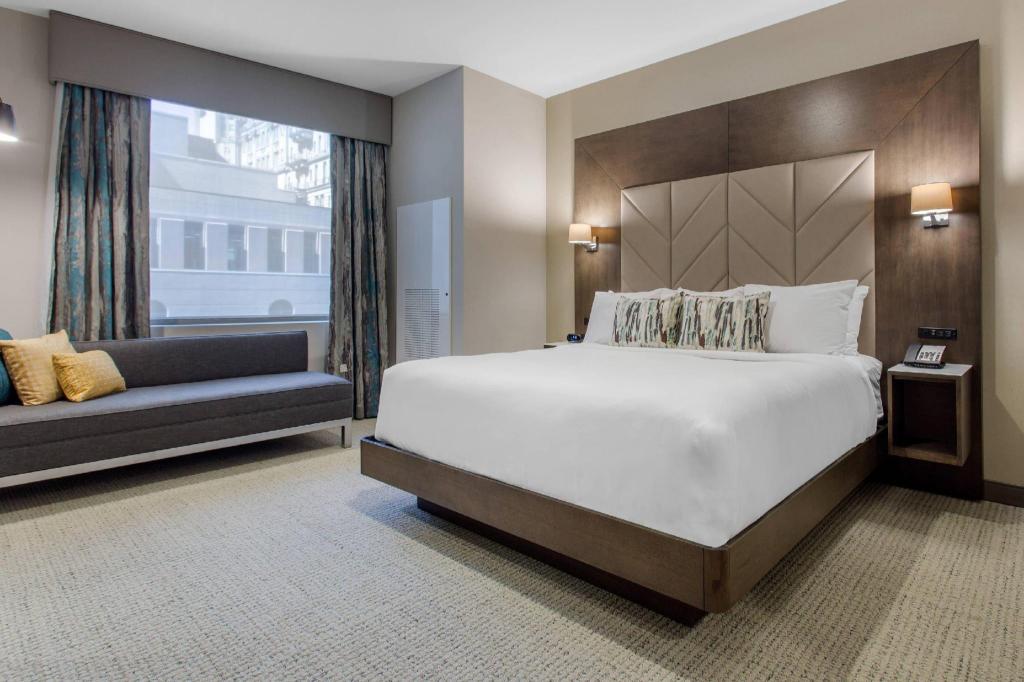 SUITE, KING BED
