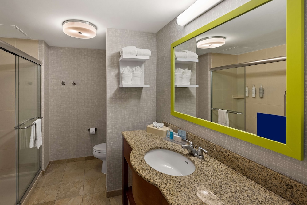 غرفة قياسية بسرير كينج، Hampton Inn & Suites Poughkeepsie 8/9