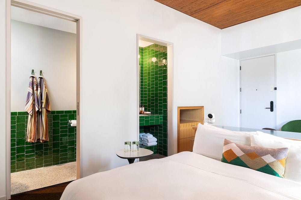 Upper, Suite, King Bed