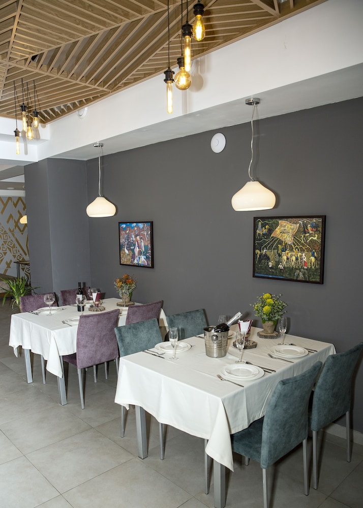 Astra Hotel 33/41