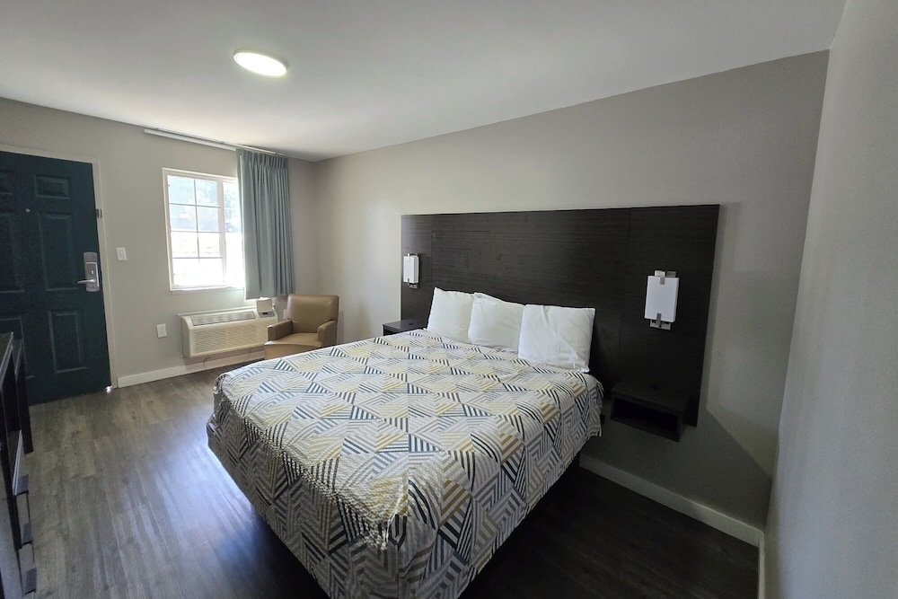 Deerfield Inn McComb I-55 24/49