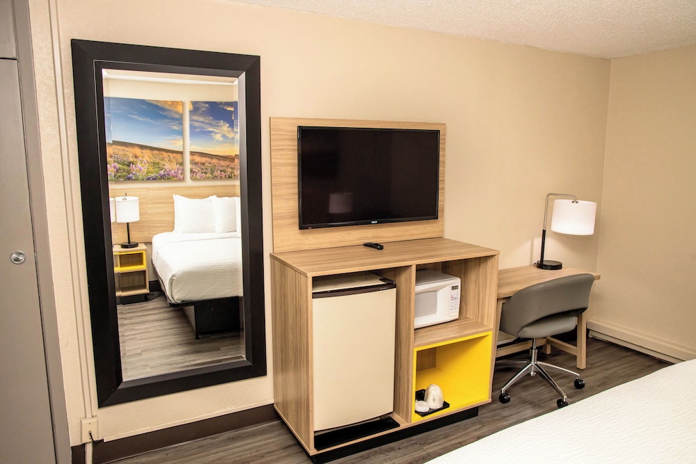 Days Inn and Suites by Wyndham Hammond, IN 39/50