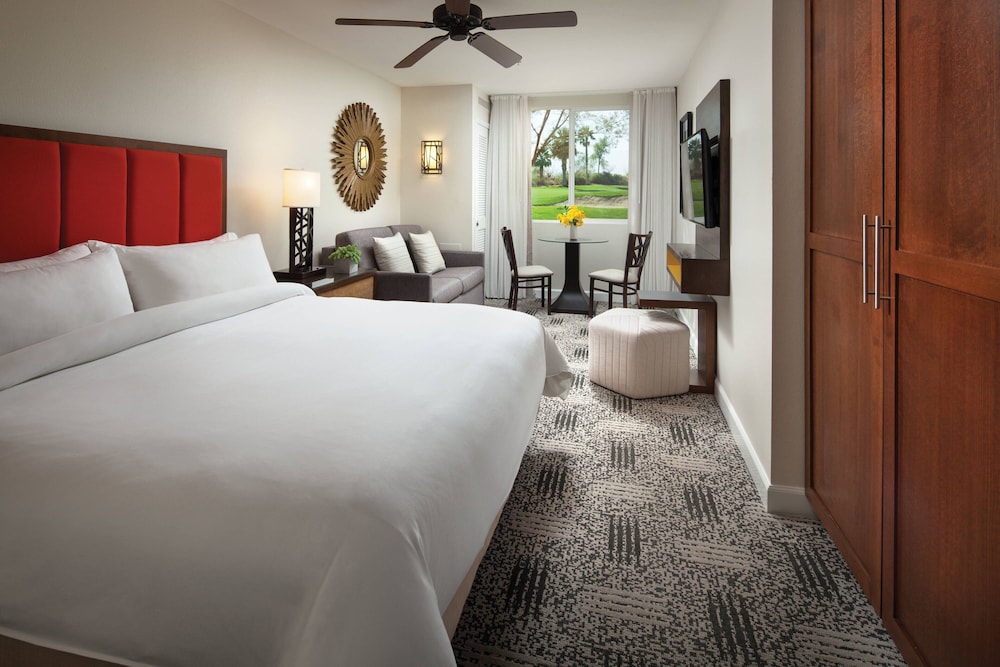 غرفة بسرير كينج مع أريكة لذوي الإعاقة