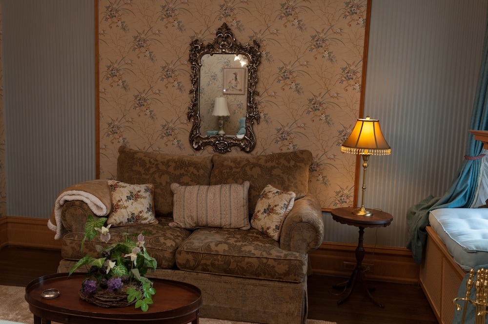 South Broadway Manor Bed and Breakfast 47/72