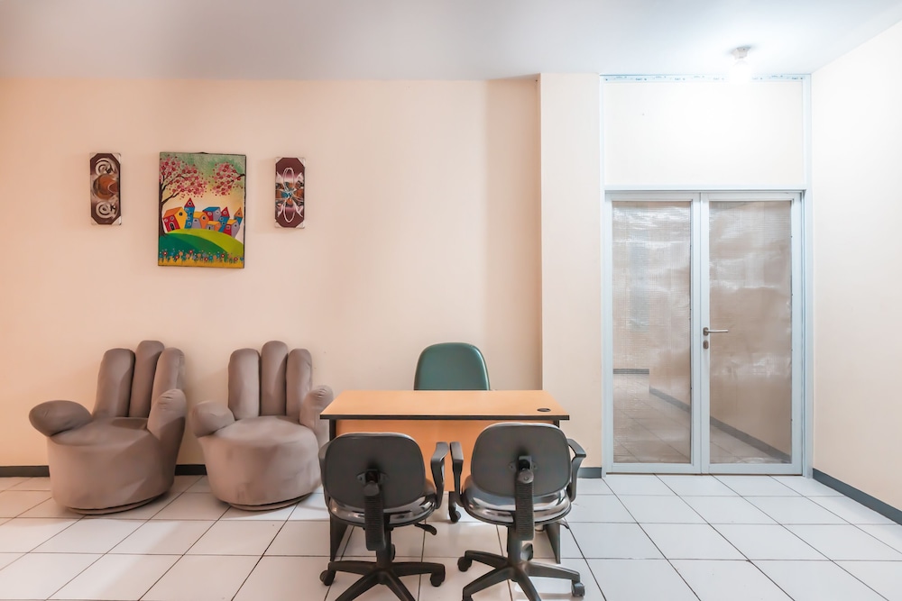 OYO 1868 J&b Room Pramuka 17/22